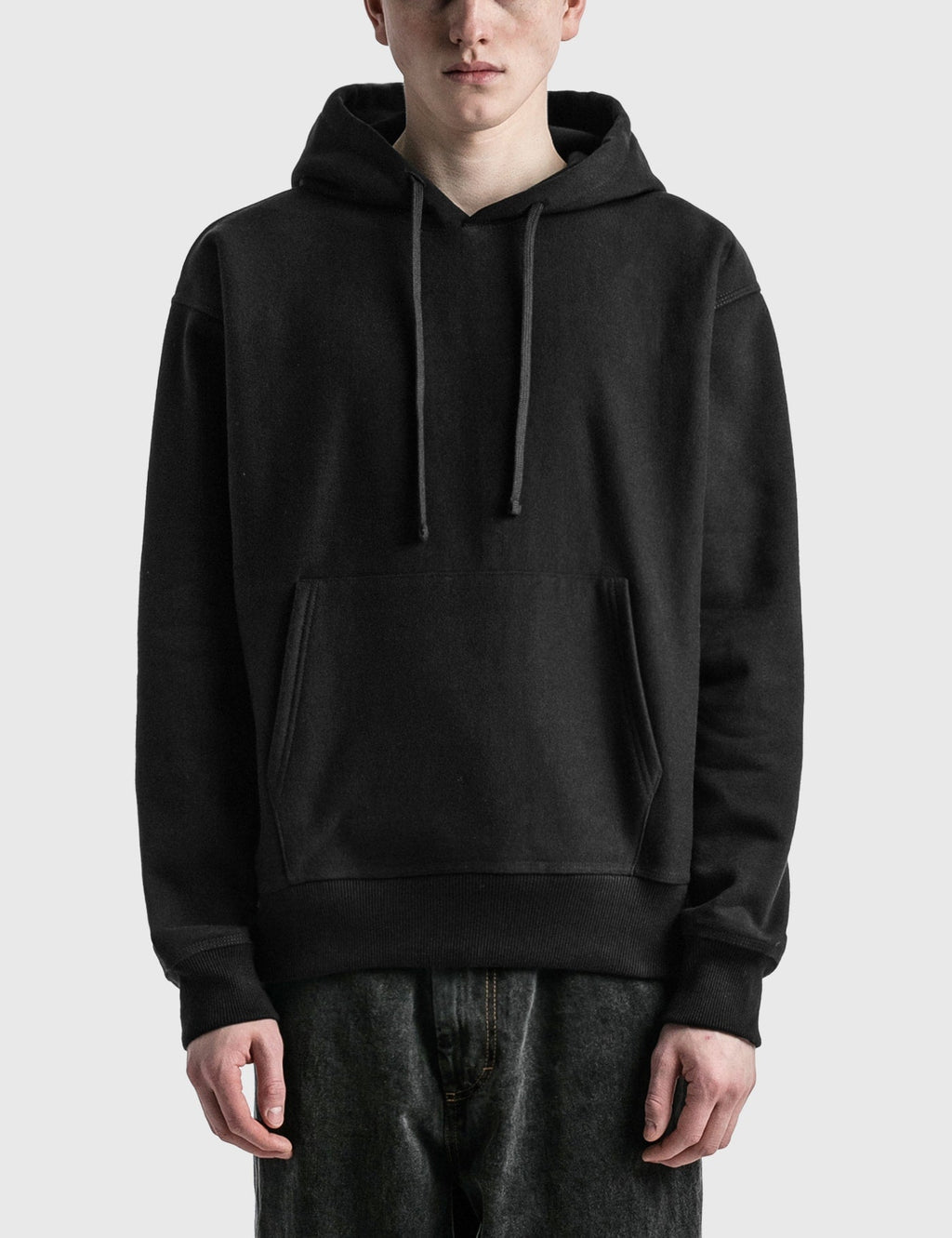 Stüssy Black Hooded Sweatshirt – Minimalist Pullover with Signature Hood Logo